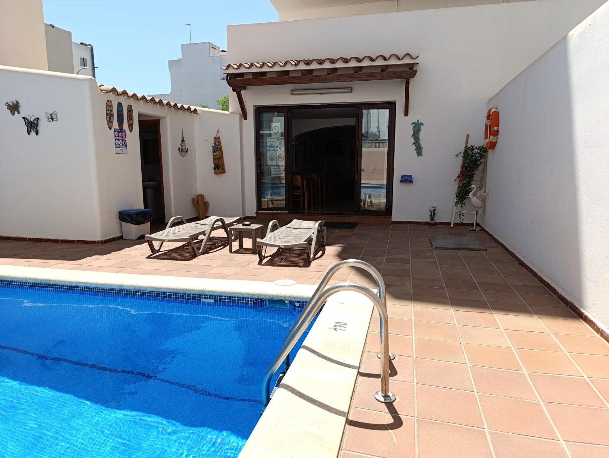 Hostal Horizonte San Antonio  Eksteriør bilde A typical Spanish swimming pool