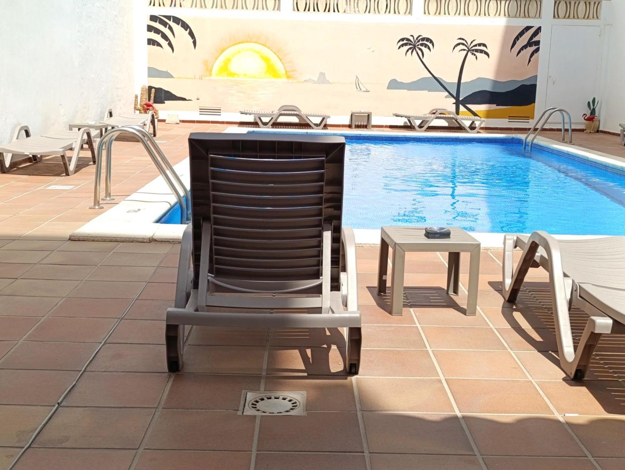 Hostal Horizonte San Antonio  Eksteriør bilde A poolside chair
