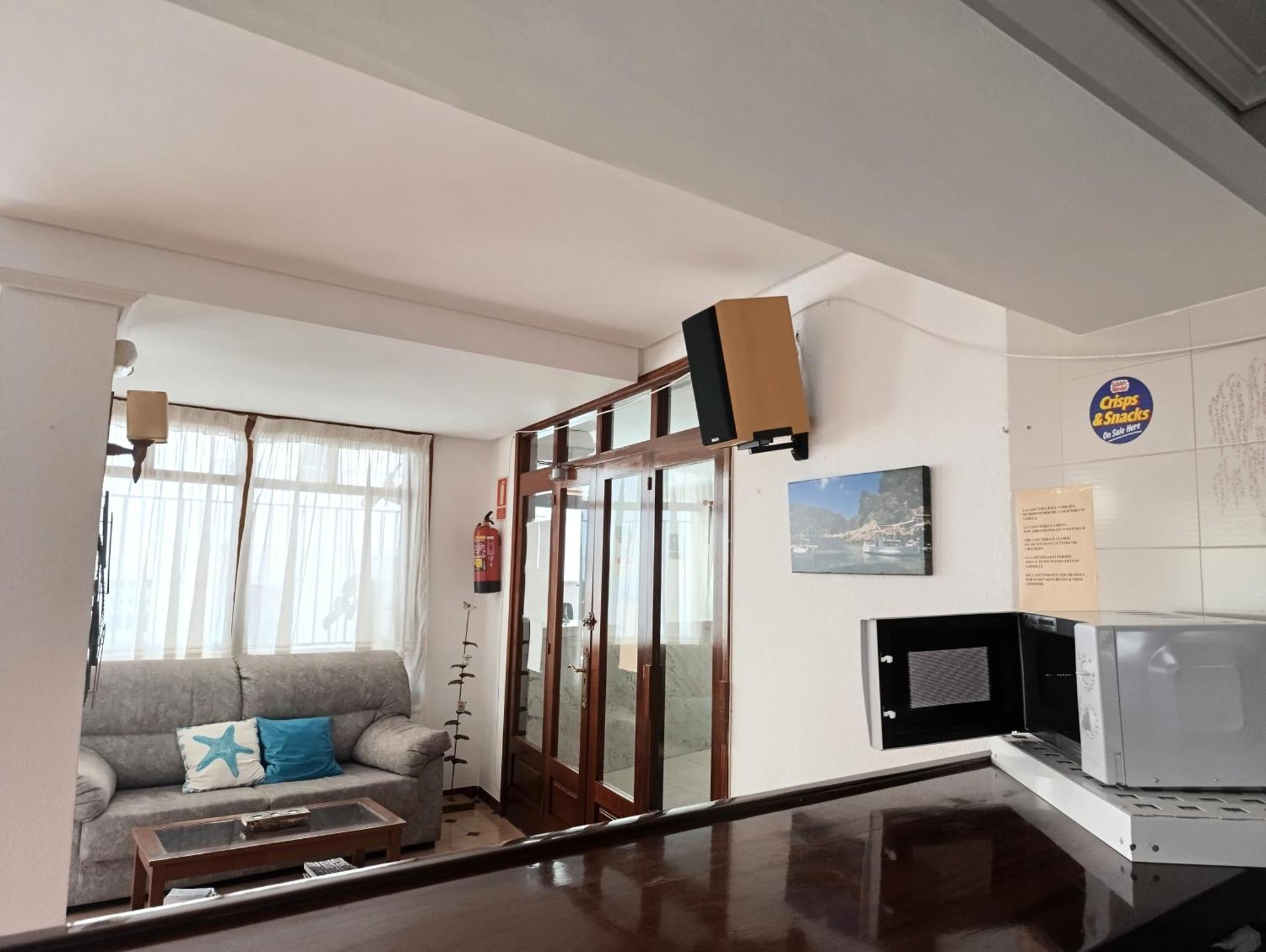 Hostal Horizonte San Antonio  Eksteriør bilde A 3D rendering of a living room